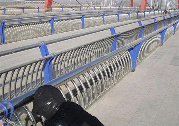 沈阳不锈钢复合管护栏一种安全而耐用的防护解决方案